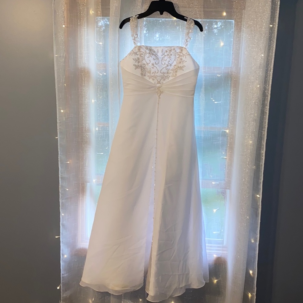 Size 16 girls communion, flower girl, or junior brides maid dress.